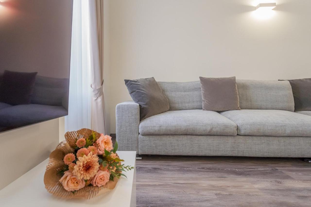 Modern & Stylish Apartment In Como City By Rent All Como Exterior photo